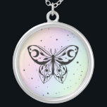 *~* Butterfly Moth Magic Boho Universe Rainbow Zilver Vergulden Ketting<br><div class="desc">* Energy Enhanced Esoteric Celestial Stars Cosmic Cosmos BOHO MODERN MYSTIC Sacred Geometry BUTTERFLY with Moon on it's wings... of. MOTH op een zacht regenboogpasta Bord rond Ketting. Energy Enhanced ROUND Silver Plated Metafysisch Spiritueel New age ketting. JEWELRY MET INTENTIE (R) - Energetisch verbeterde juwelen. Als professionele verafgelegen spirituele energiegenezer...</div>
