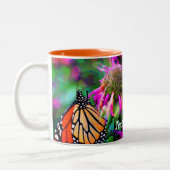 Butterfly on Flower Digital Art, gepersonaliseerd Tweekleurige Koffiemok (Links)