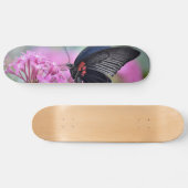Butterfly on flower persoonlijk skateboard (Horizontaal)