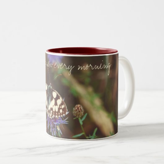 Butterfly on flower tweekleurige koffiemok (Voorkant rechts)