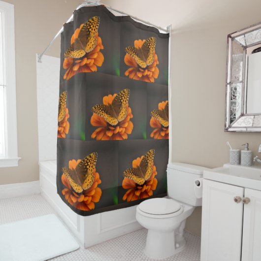 Butterfly on Oranje Zinnia Pattern Douchegordijn (In situ)
