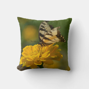 Butterfly on Zinnia Pillow Kussen