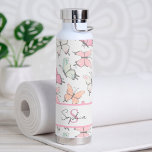 Butterfly Pattern met naam en monogram Waterfles<br><div class="desc">Het feministische vlinderpatroonpatroon in zachte kleuren. Gepersonaliseerd waterflesje met naam en monogram.</div>