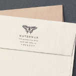 butterfly-retouradres  zelfinktende stempel<br><div class="desc">De charming rubberen stempels van het terugkeeradres kenmerkt jouw naam en terugkeeradres onder een  stijl vlinderillustratie.</div>