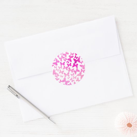 Butterfly Toss (roze) Ronde Sticker (Envelop)