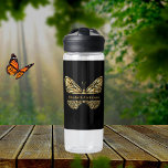 Butterfly zwart gouden naamschrift waterfles<br><div class="desc">Een faux gouden vlinder op een zwarte achtergrond. Personaliseer en voeg jouw namen toe.</div>