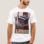 Button accordeon op stoel met bloemrijke stoel t-shirt (Voorkant)