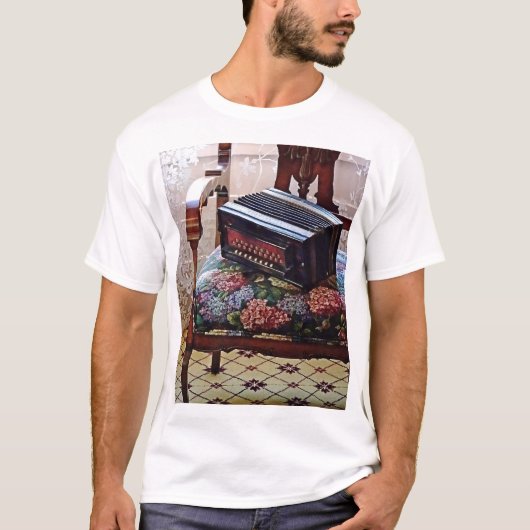 Button accordeon op stoel met bloemrijke stoel t-shirt (Voorkant)
