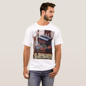 Button accordeon op stoel met bloemrijke stoel t-shirt (Voorkant volledig)