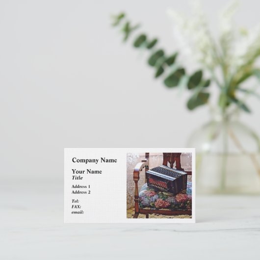 Button accordeon op stoel met bloemrijke stoel visitekaartje (Staand voorkant)