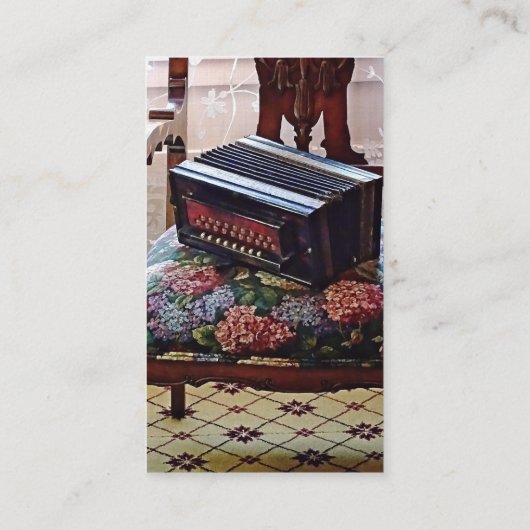 Button accordeon op stoel met bloemrijke stoel visitekaartje (Achterkant)