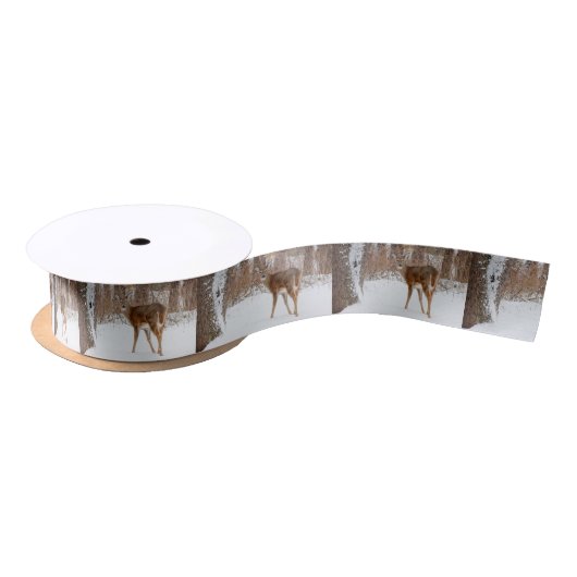 Button Buck Deer in Winter White Snowy Field Satijnen Lint (Spoel)