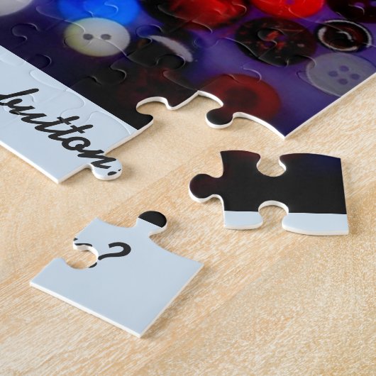Button, Button, wie heeft de Button? Puzzel Legpuzzel (Zijkant)