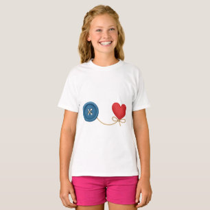 Button en draad van liefde - Schattige hartontwerp T-shirt