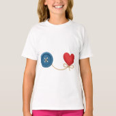 Button en draad van liefde - Schattige hartontwerp T-shirt (Voorkant)