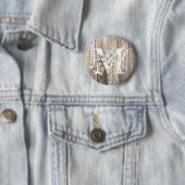 Button met houten monogram en met verwering (In situ)