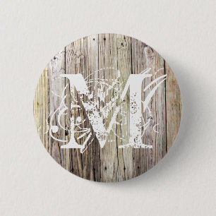 Button met houten monogram en met verwering