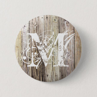 Button met houten monogram en met verwering