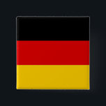 Button met vlag van Duitsland<br><div class="desc">Voeg een vleugje Duitse flair toe aan uw kleding met onze stijlvolle knop met de vlag van Duitsland. Vervaardigd met precisie en aandacht voor detail, is deze knop perfect voor het tonen van uw liefde voor Duitsland op jassen, rugzakken of petten. Of u nu een cultureel evenement bijwoont, het Oktoberfest...</div>