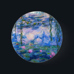 Button Monet Water Lilies<br><div class="desc">Knop Monet Water Lilies. Olieverf op canvas vanaf 1916. Monet schilderde zijn beroemde waterlelie obsessief in de laatste jaren van zijn loopbaan, waarbij hij inspiratie putte uit het licht van de zon en het verschuivende effect ervan op het water, de aquatische bloemen en de bladeren. Dit schilderij is voorzien van...</div>
