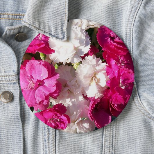 Button van anjers of badge (In situ)