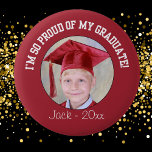 Button van het rode Afstuderen - Rood<br><div class="desc">Ik ben zo trots op mijn Afstuderen Button. Ouders, grootouders, broers, zussen, tantes, ooms en vrienden kunnen foto's van hun afgestudeerden shows. Voeg tekst toe of wijzig tekst om je eigen bericht te creëer. Groot voor allerlei afstuderen: kleuterschool, kleuterschool, middelbare school, junior high, universiteit, uni, handelsschool, militaire academie, verpleegschool, rechtenschool,...</div>