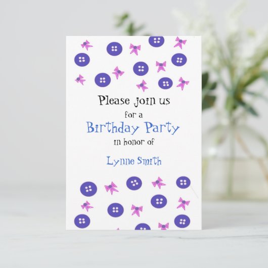 Buttonnen en Bows Birthday Uitnodiging (Staand voorkant)