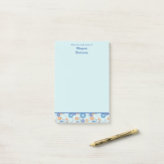Buttonnen en naaigarnenaalden, op maat gesneden post-it® notes (Op bureau)