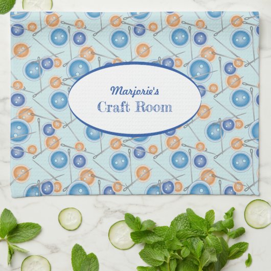 Buttonnen en naaigarnenaalden, op maat gesneden theedoek (Gevouwen)