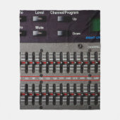 Buttonnen op een geluidsmixer in een opnamestudio. fleece deken (Voorkant)