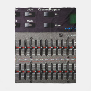 Buttonnen op een geluidsmixer in een opnamestudio. fleece deken