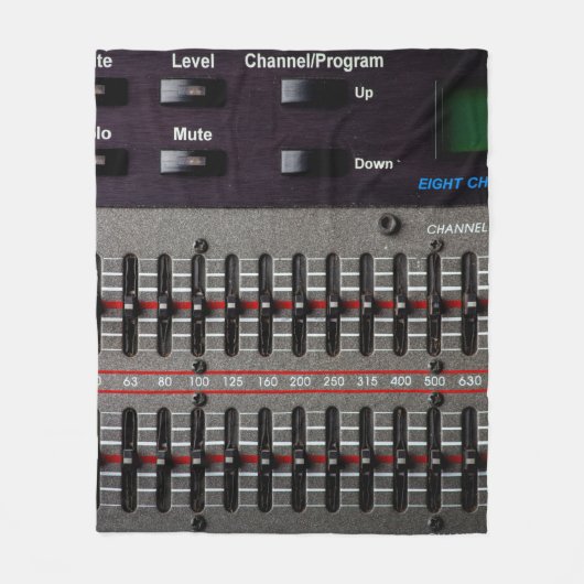 Buttonnen op een geluidsmixer in een opnamestudio. fleece deken (Voorkant)