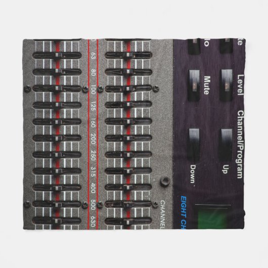 Buttonnen op een geluidsmixer in een opnamestudio. fleece deken (Voorkant (Horizontaal))