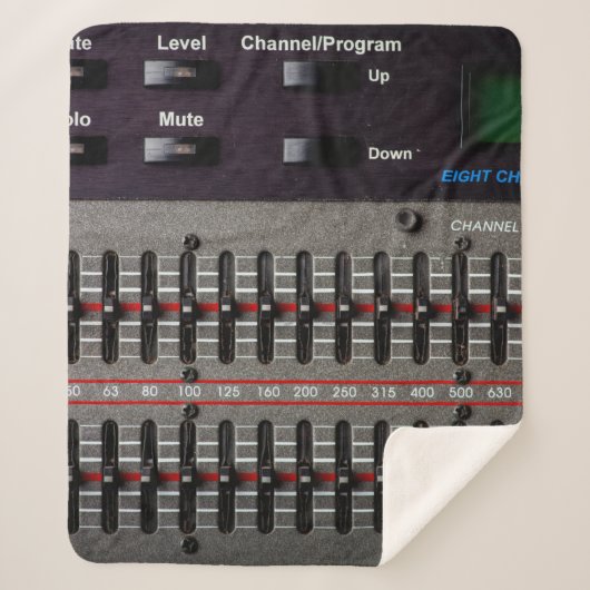 Buttonnen op een geluidsmixer in een opnamestudio. sherpa deken (Voorkant)