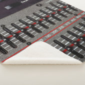 Buttonnen op een geluidsmixer in een opnamestudio. sherpa deken (3/4)