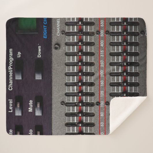 Buttonnen op een geluidsmixer in een opnamestudio. sherpa deken (Voorkant (horizontaal))