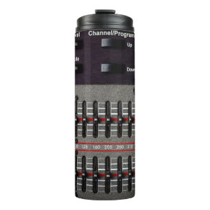 Buttonnen op een geluidsmixer in een opnamestudio. thermosbeker