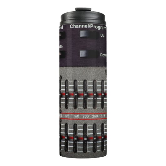 Buttonnen op een geluidsmixer in een opnamestudio. thermosbeker (Voorkant)