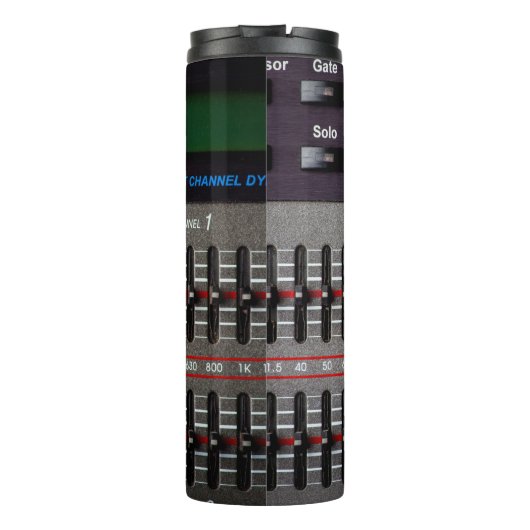 Buttonnen op een geluidsmixer in een opnamestudio. thermosbeker (Achterkant)