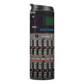 Buttonnen op een geluidsmixer in een opnamestudio. thermosbeker (Geroteerd rechts)