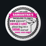 Buttonnen van de Partij van de drink & Verloren Ba Ronde Button 7,6 Cm<br><div class="desc">Bachelorette Party Buttonnen - "Ik ben bij de bruid om vrijgezellenfeest te zijn als gevonden verloren en drink,  koop me een drink en bel". Deze hilarische,  retro gestileerde knop in zwart en hete roze is absoluut perfect voor uw kippen / vrijgezellenfeest,  het belangrijkste meisjesavond-uit-feest dat u ooit zult hebben!</div>