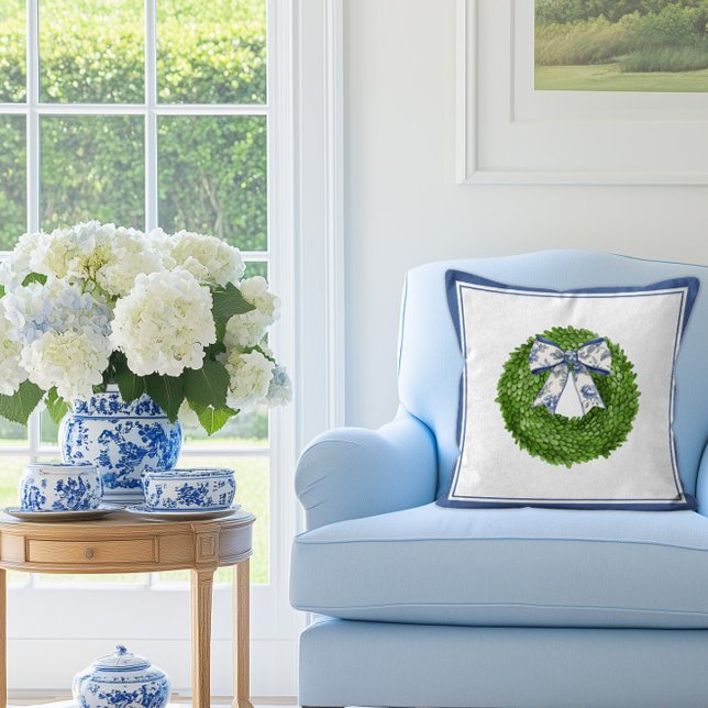 Buxuskrans met blauwe toile strik  kussen (Boxwood wreath with toile bow pillow)