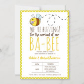 BUZING VOOR DE ARRIVAL VAN BA-Baby shower-geel Magnetische Uitnodiging (Voorkant)