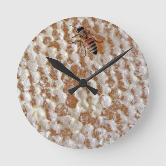 Buzz Buzz Wall Clock Ronde Klok (Voorkant)
