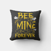 Buzzing Romance: Bee Mine Forever Design Kussen (Voorkant)