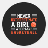 Bysketbyll onderschat nooit een meisje dat speelt ronde sticker (Voorkant)