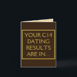 C14 datering oude grap gelukkige verjaardag kaart<br><div class="desc">"Uw C14-dateringsresultaten zijn binnen... " staat op de voorkant van deze grappige, maar elegante verjaardagskaart, in ernstige academische gouden letters op een warme diep bruine achtergrond. De grap wordt vervolledigd als je hem opent: "je bent niet oud, je bent antiek!". Deze grappige verjaardagskaart is perfect voor een archeoloog of antropoloog...</div>