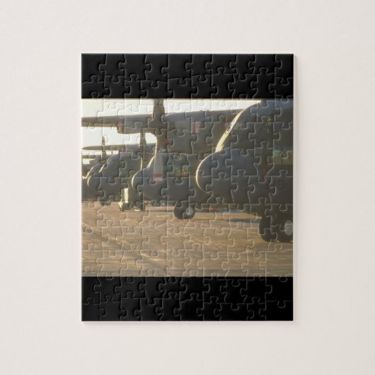 C-130 Hercules op oprijplaat_Militair Vliegtuig Legpuzzel (Verticaal)