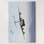 C-17 Globemaster III-Vliegtuig vliegen over de bla Legpuzzel (Verticaal)