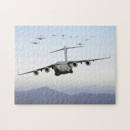 C-17 Globemaster III-Vliegtuig vliegen over de bla Legpuzzel